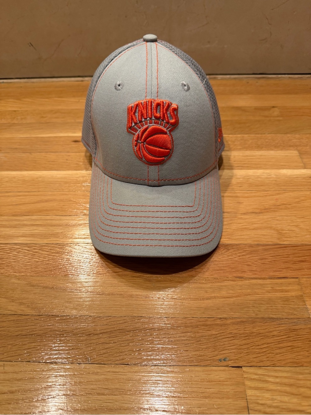 NY Knicks New Era Mesh-Back Baseball Cap - Light Gray with Orange Logo